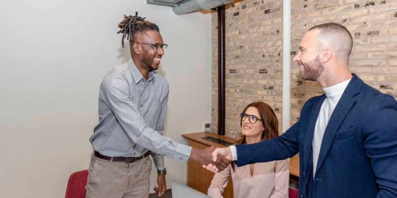 Representação de reunião de passagem de bastão entre SDR e vendedor.