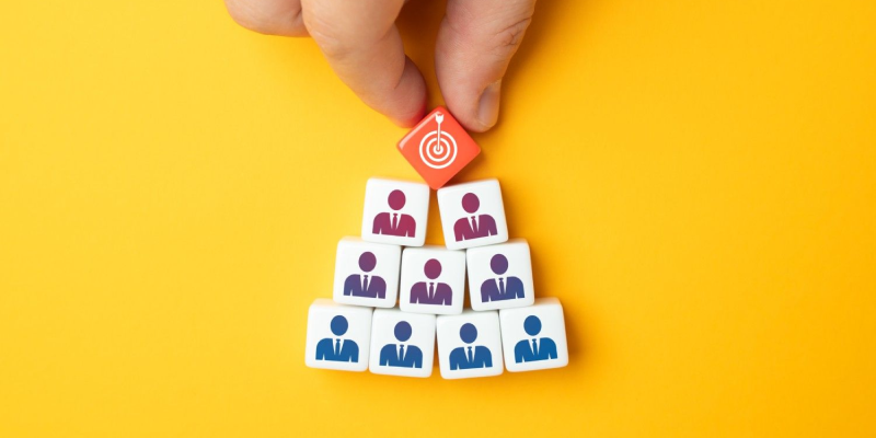 Estrutura de equipe de vendas representada por blocos em pirâmide, com ícone de alvo no topo.